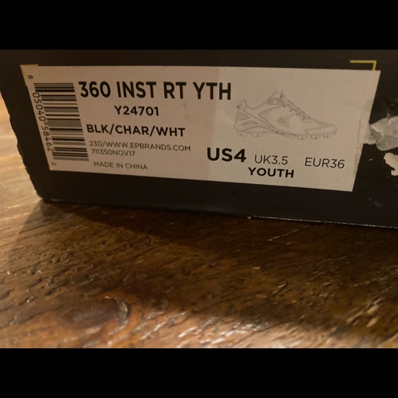 Brand new boys soccer shoes size 4 - Picture 5 of 5